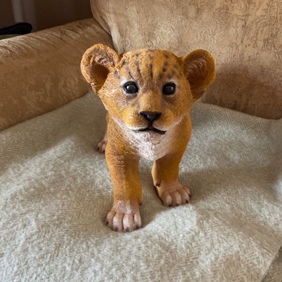 Design Toscano Giant standing cub